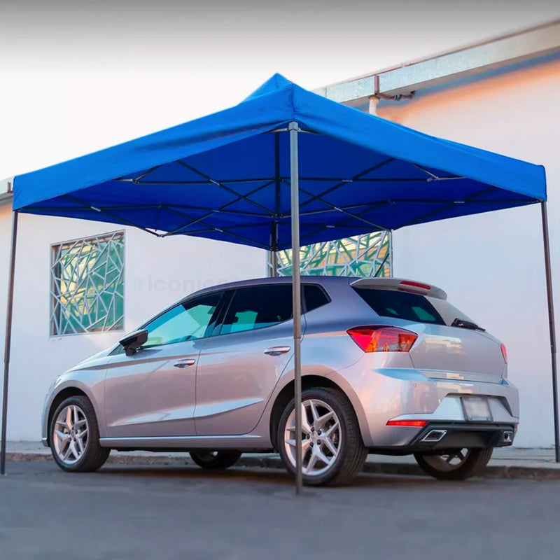 Carro estacionado bajo la carpa